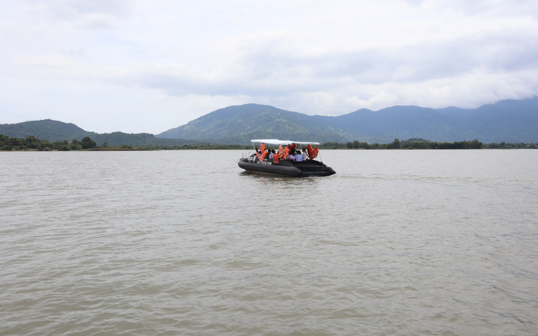 Los turistas visitan el lago Lak.