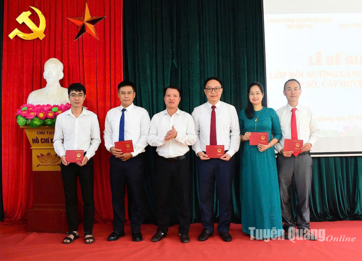 42 học viên hoàn thành bồi dưỡng lãnh đạo, quản lý cấp sở, cấp huyện