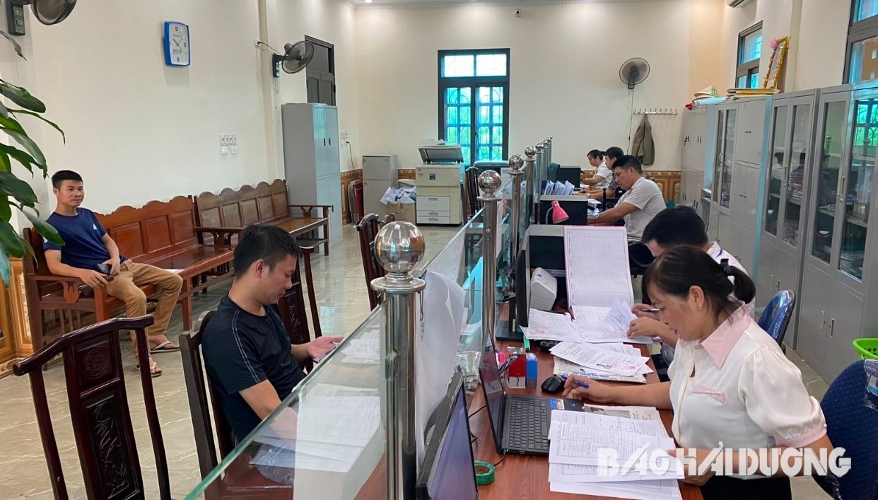 In the period of 2023-2025, Thai Hoc commune and Binh Minh commune (Binh Giang) will merge to form Thai Minh commune. In the photo: Thai Hoc commune officials handle administrative procedures for people.