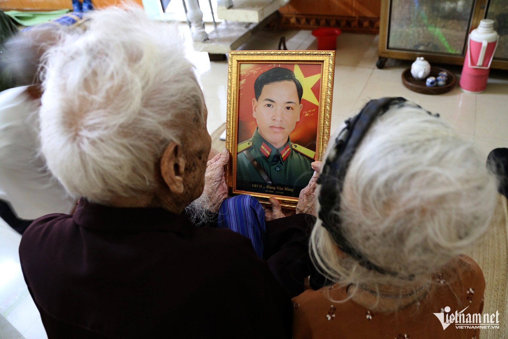 109-year-old heroic Vietnamese mother waits for her son to come home every day to have dinner together.