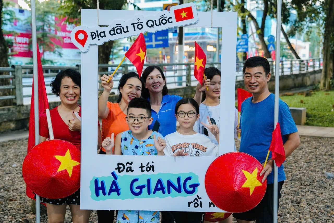 Les touristes s'enregistrent avec enthousiasme au stand de style vietnamien. Photo : To Thai Hung