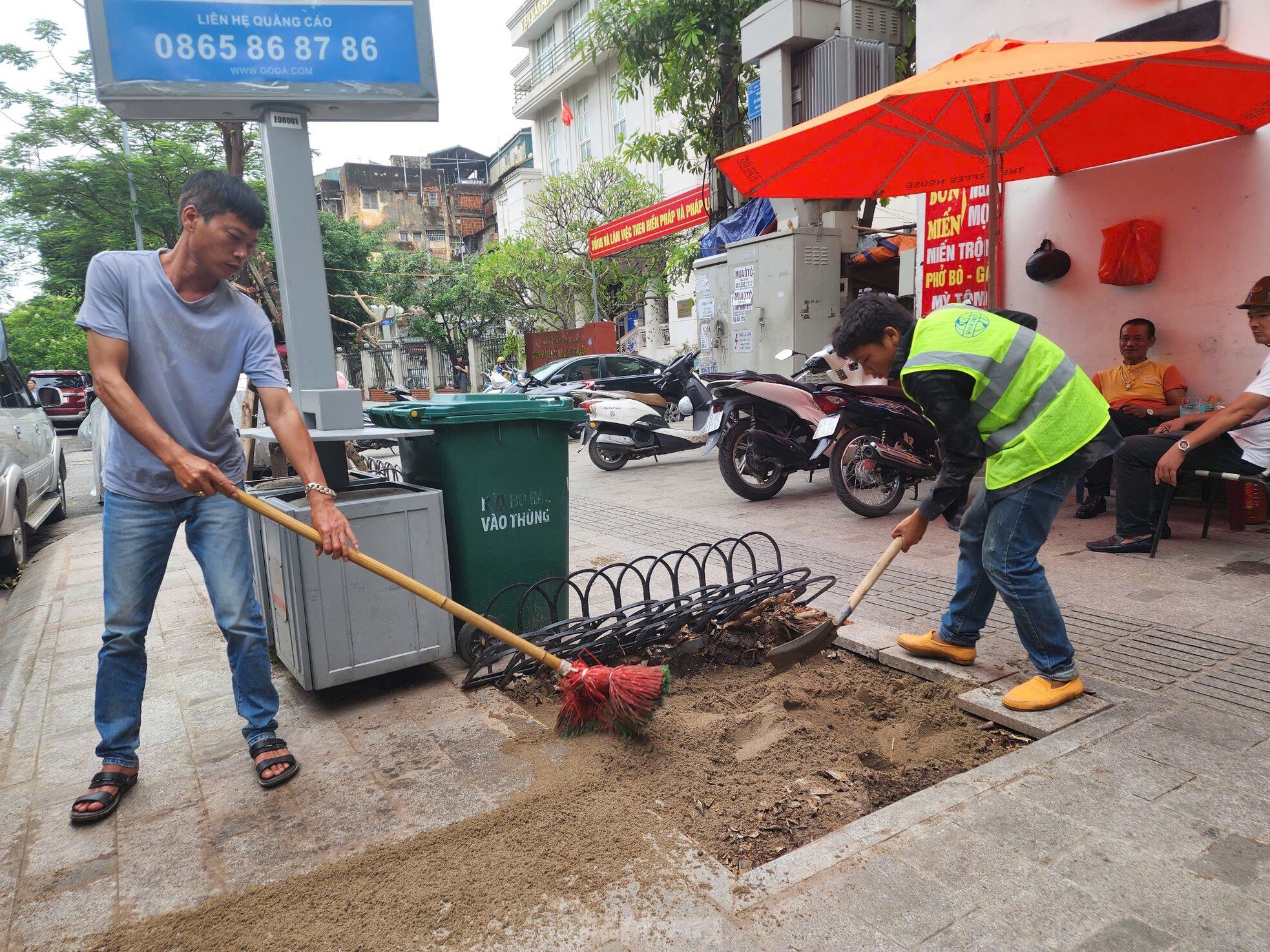 After cleaning up fallen trees, Hanoi begins to rebuild green space photo 10