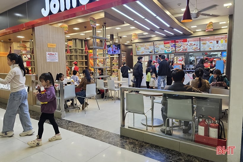 Los lugares de compras y entretenimiento en la ciudad de Ha Tinh están llenos de actividad durante las vacaciones de Año Nuevo.