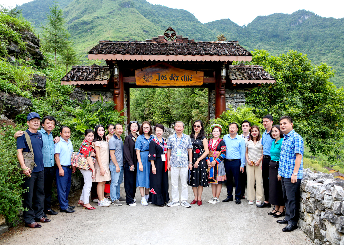 Das Organisationskomitee des Wettbewerbs „Reiseführer an 6 Orten in der Provinz Viet Bac“ machte Fotos mit den Teilnehmern im H'Mong Village Resort – Bezirk Quan Ba ​​​​.