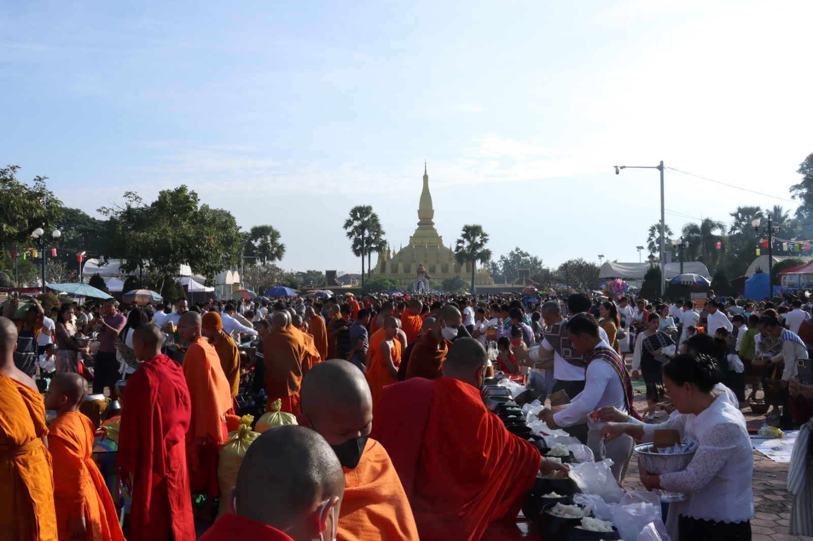 Les Laotiens célèbrent le festival That Luang