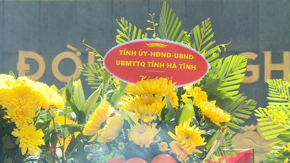 Delegation of Ha Tinh Province Officials Offer Incense at Truong Son Cemetery