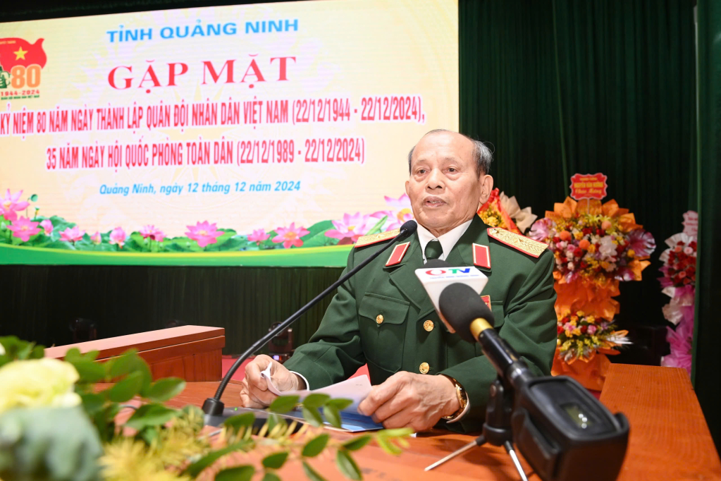 Delegates reviewed historical milestones of the Vietnam People's Army and the armed forces of Quang Ninh province.