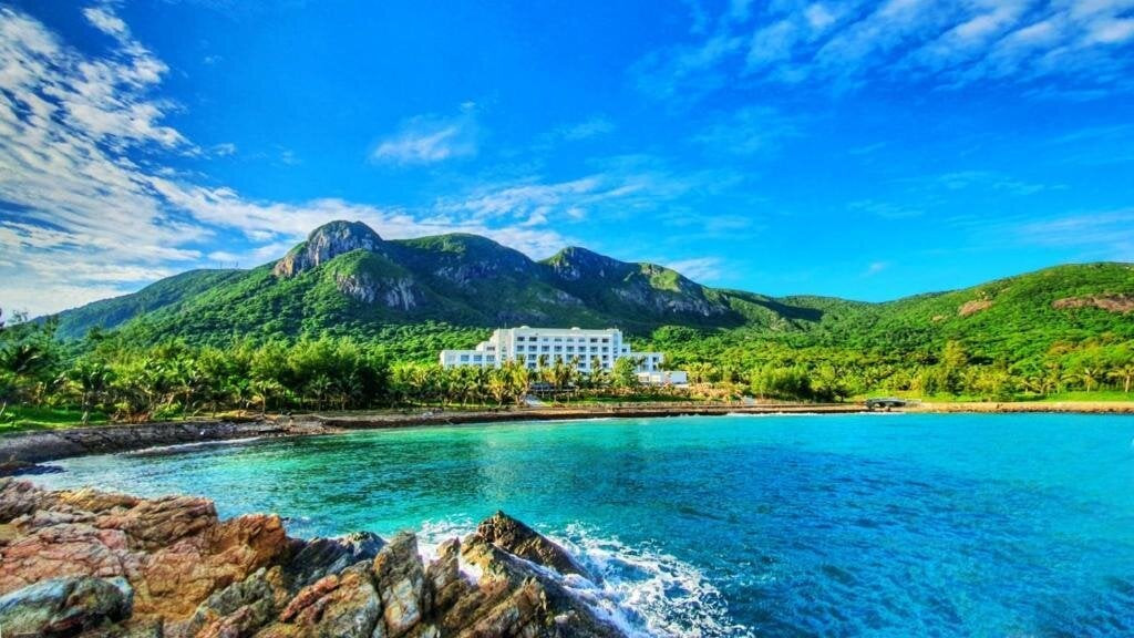Además del sistema de habitaciones de alta categoría, el resort también posee una piscina infinita única, una plaza frente al mar de 4.000m2 o un bar de gran tamaño.