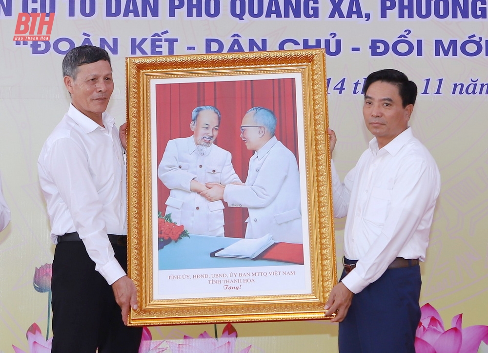 Bí thư Tỉnh ủy Nguyễn Doãn Anh chung vui ngày hội đại đoàn kết toàn dân tộc tại khu phố Quảng Xá