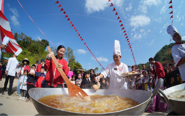 Chảo chiên hàng trăm đùi gà vàng ruộm.