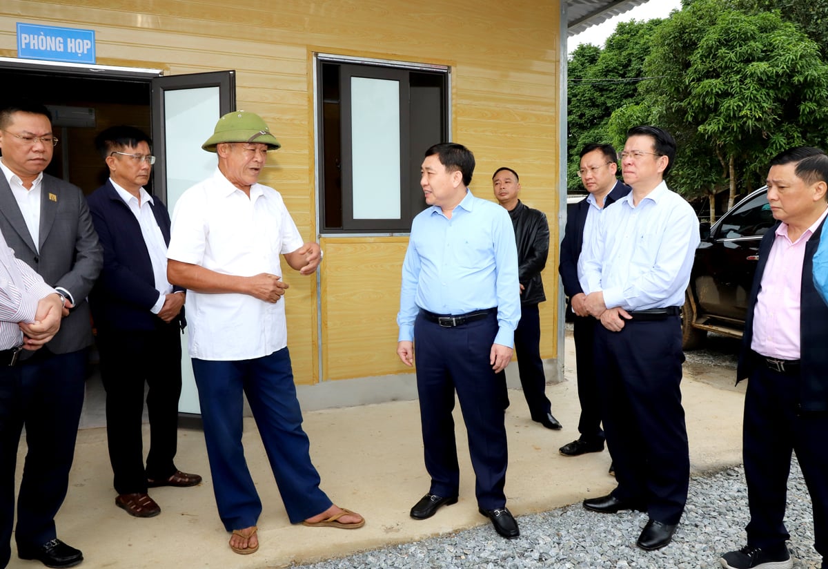 The Acting Secretary visited and talked with people in Quang Tien village, Quang Minh commune.