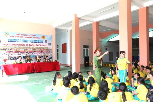 ‘Lính cứu hỏa’ nhí đu dây, trèo nhà cao tầng chữa cháy, cứu nạn ảnh 8