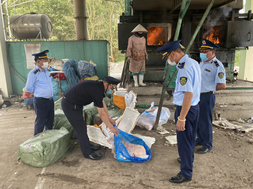 ชุดปฏิบัติการตลาดที่ 8 ร่วมกับเจ้าหน้าที่ศุลกากรบิ่ญเลื้อย ทำลายสุกรไม่ทราบแหล่งที่มาอย่างผิดพลาด