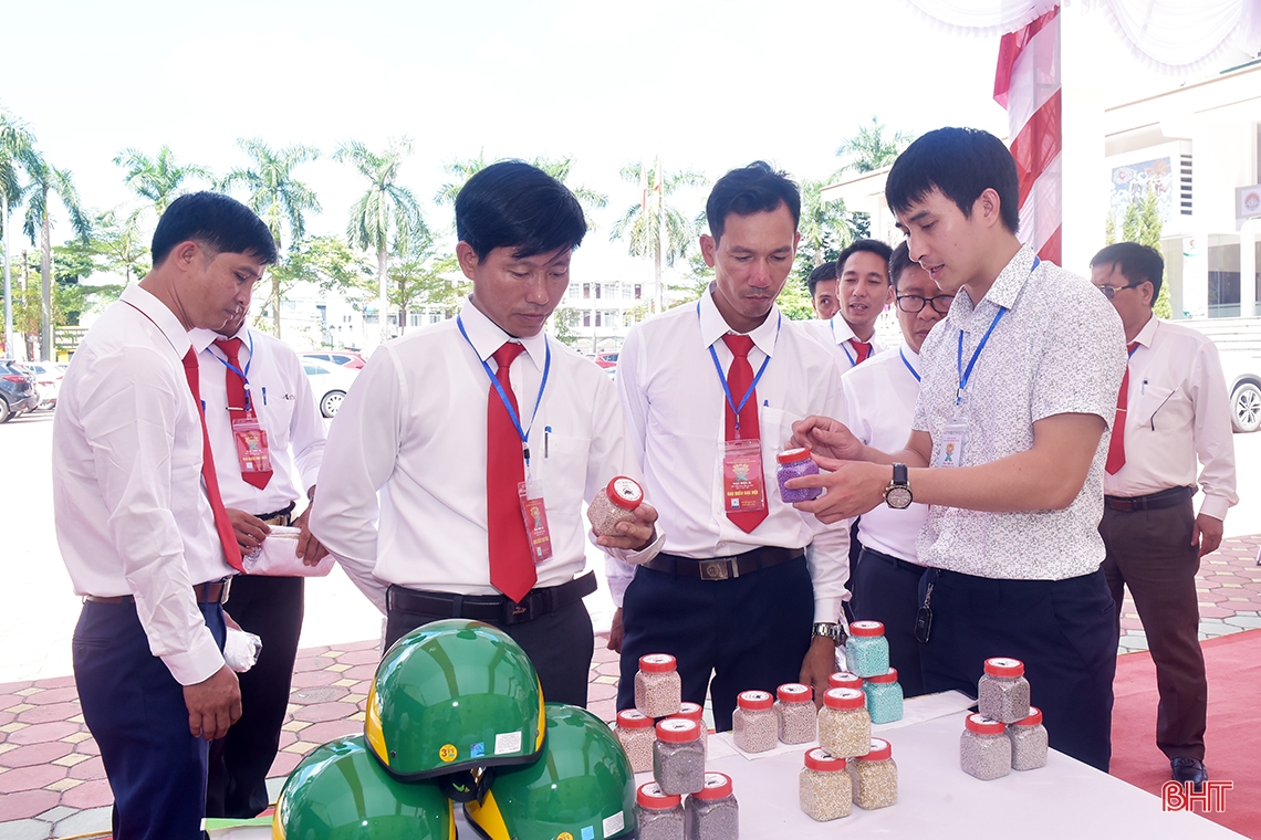 บูธจัดแสดงผลิตภัณฑ์ทางการเกษตรที่น่าประทับใจในงานประชุมสมาคมเกษตรกรห่าติ๋ญ