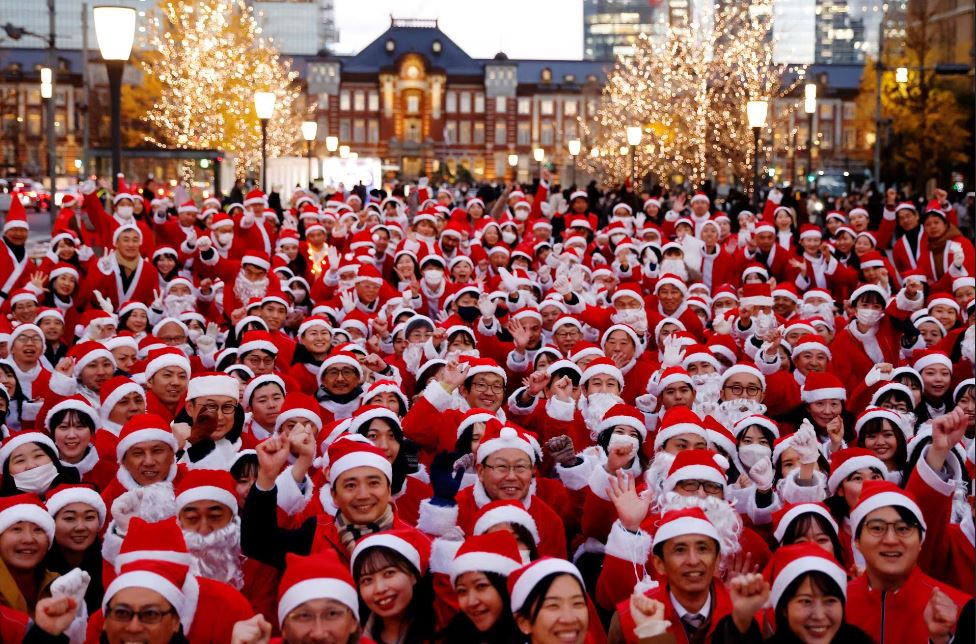 L'image du Père Noël répand la joie dans le monde entier