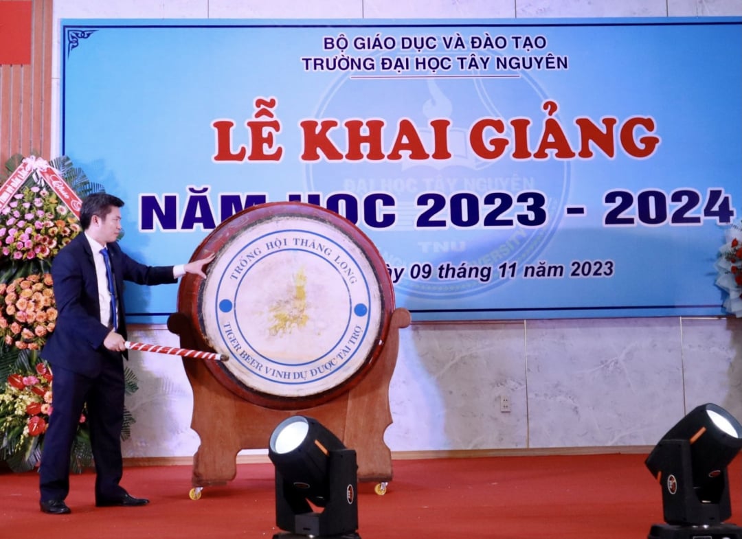 El Dr. Nguyen Thanh Truc, director de la Universidad Tay Nguyen, toca el tambor para inaugurar el año escolar 2023-2024.