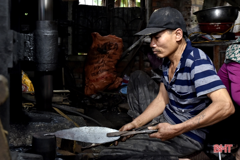 Trung Luong blacksmith village resounds with the sound of hammers