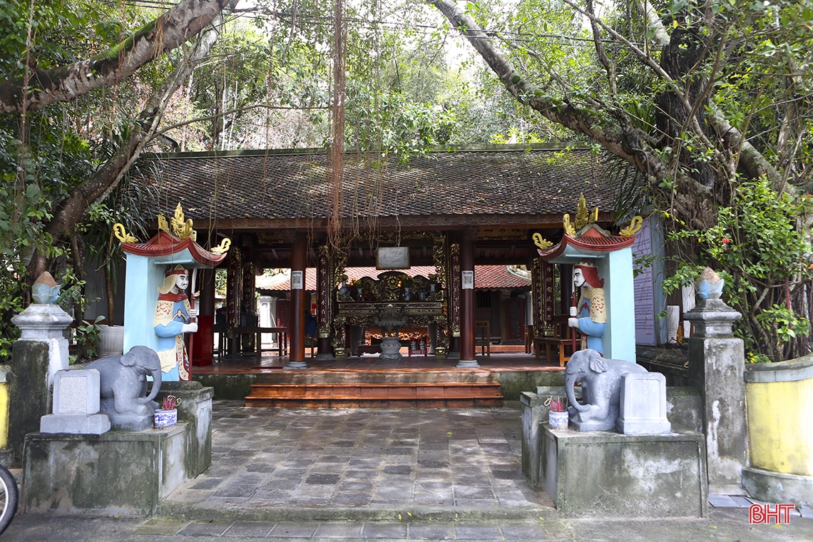 ハティンにある千年の歴史を持つ神聖な寺院を訪問