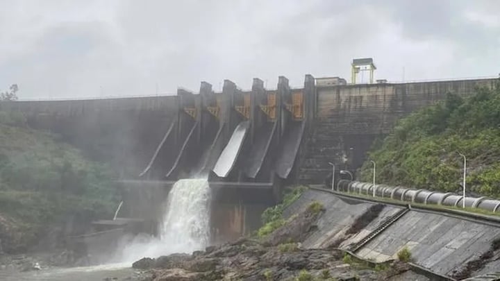 De nombreux réservoirs et lacs hydroélectriques à Quang Nam et Thua Thien-Hue régulent l'eau pour abaisser le niveau d'eau des lacs en prévision des avertissements de fortes pluies.