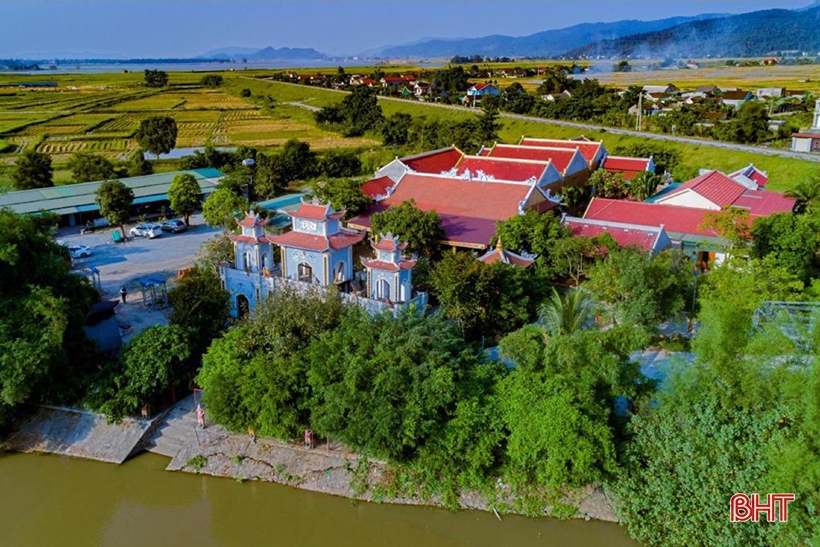 Visitez le temple sacré au pied de la montagne Hong