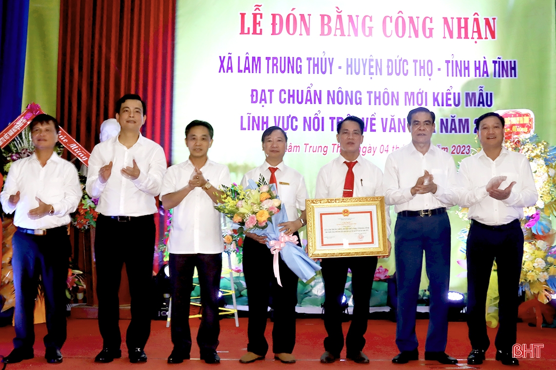 Lâm Trung Thủy đón bằng công nhận xã đạt chuẩn nông thôn mới kiểu mẫu