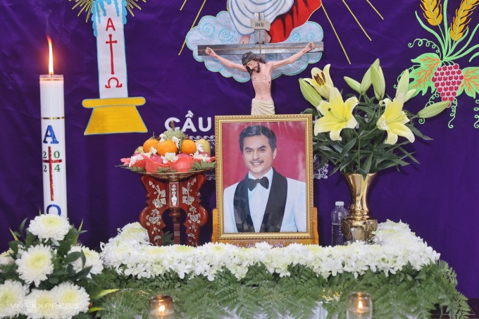 La familia de Duc Tien recibió a amigos y colegas que lo visitaron a partir de las 11:00 a. m. del 21 de mayo en su domicilio del barrio de Linh Dong, ciudad de Thu Duc. Desde la tarde del 20 de mayo, la madre biológica y la hermana de Duc Tien han estado conteniendo su dolor para preparar su funeral.