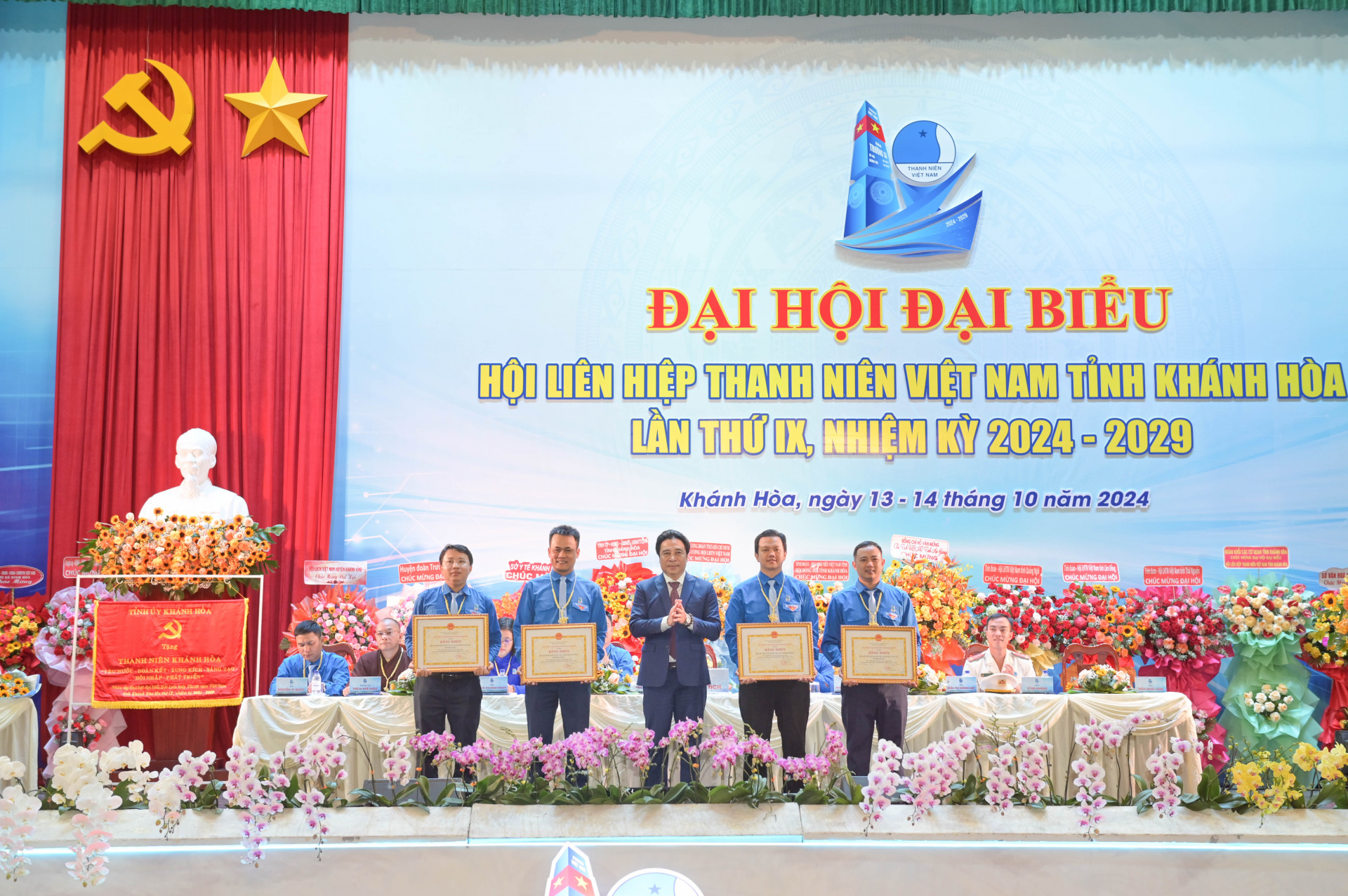 El camarada Nguyen Khac Toan entregó certificados de mérito del Comité Popular Provincial a los colectivos.