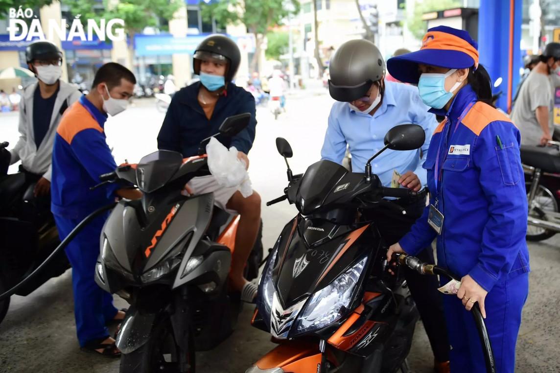 RON95 gasoline price dropped below 23,000 VND/liter on the afternoon of May 30. Photo: CHIEN THANG