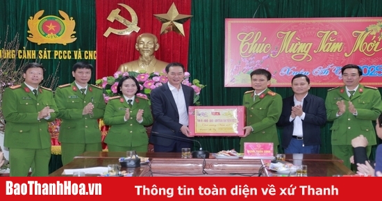 Le secrétaire adjoint du Comité provincial du Parti, Trinh Tuan Sinh, a rendu visite aux forces en service pendant le Têt et leur a souhaité la nouvelle année.