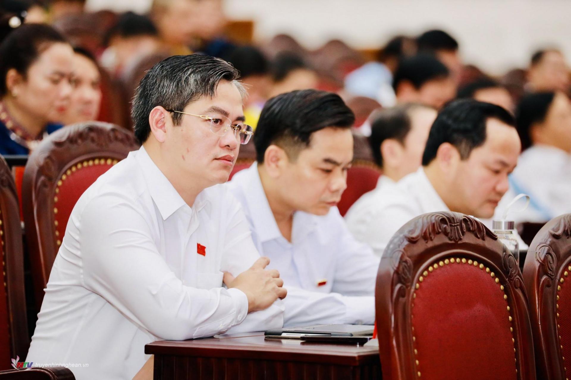 Provincial People's Council delegates attending the meeting.