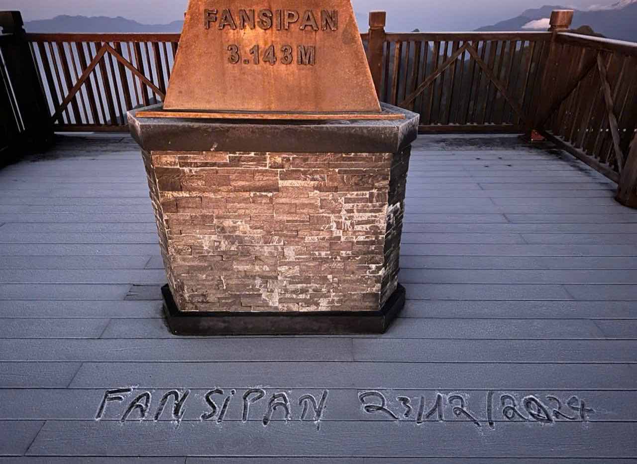 Frost covers Fansipan peak under -1 degree Celsius weather