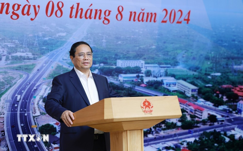 Premierminister Pham Minh Chinh leitete die 13. Sitzung des staatlichen Lenkungsausschusses für wichtige nationale Projekte und Arbeiten, die für den Verkehrssektor von zentraler Bedeutung sind. (Foto: Duong Giang/VNA)