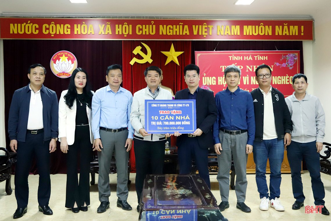 Ha Tinh receives support for 10 houses for poor households