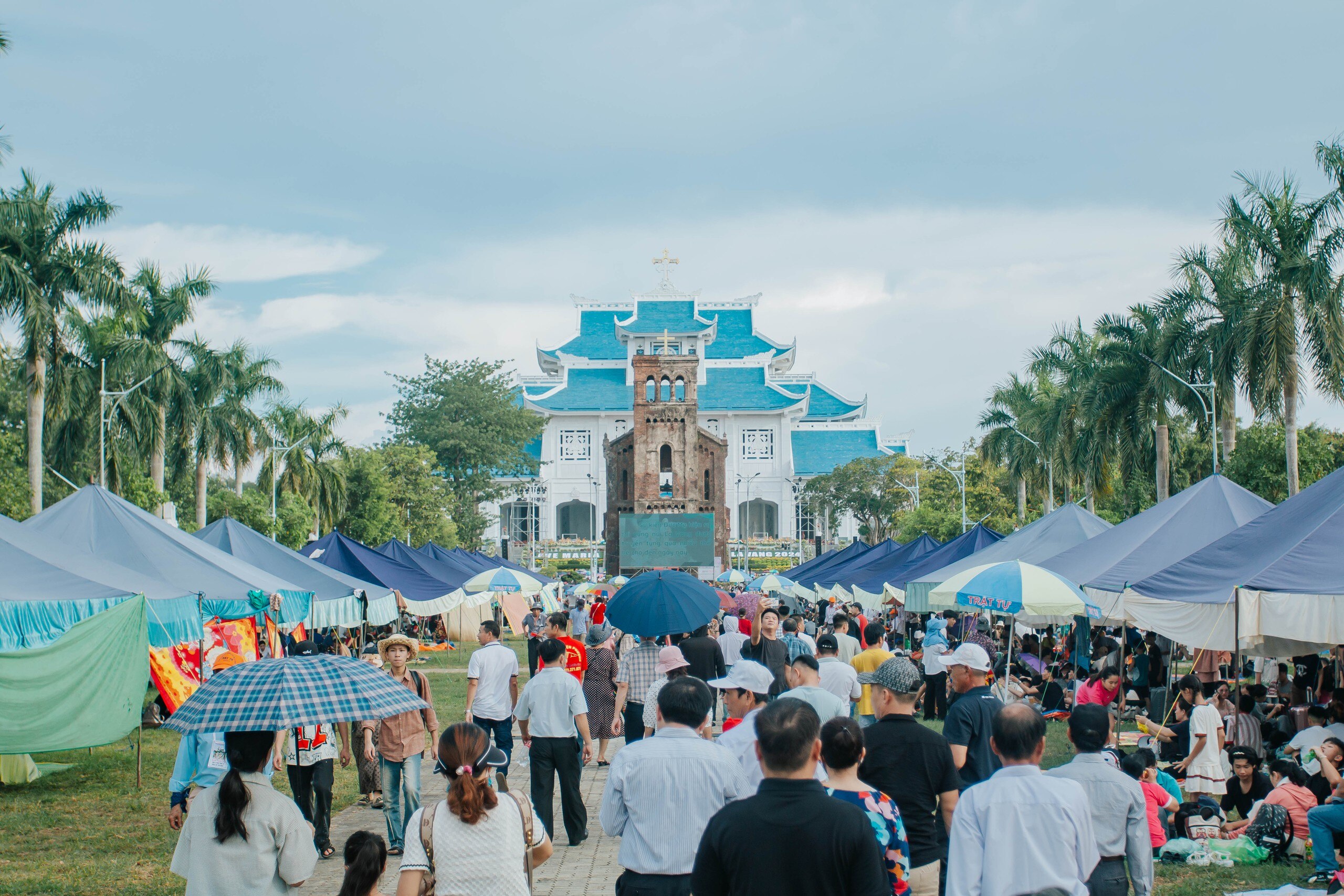 Biển người tham dự thánh lễ tại La Vang trong ngày nắng nóng- Ảnh 1.