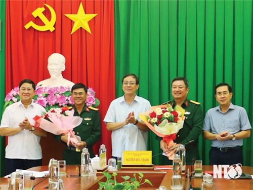 Der Ständige Ausschuss des Provinzparteikomitees traf sich und gratulierte Oberst Luu Xuan Phuong, stellvertretender Stabschef der Militärregion 5.