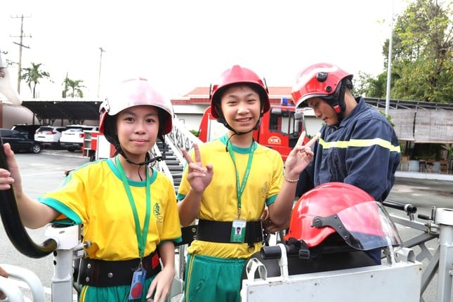 Jóvenes 'bomberos' se balancean en cuerdas, trepan edificios altos para combatir incendios y rescatar víctimas foto 5