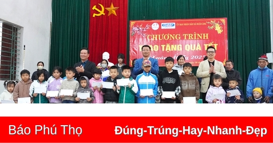 Trao quà Tết cho các gia đình và học sinh có hoàn cảnh khó khăn