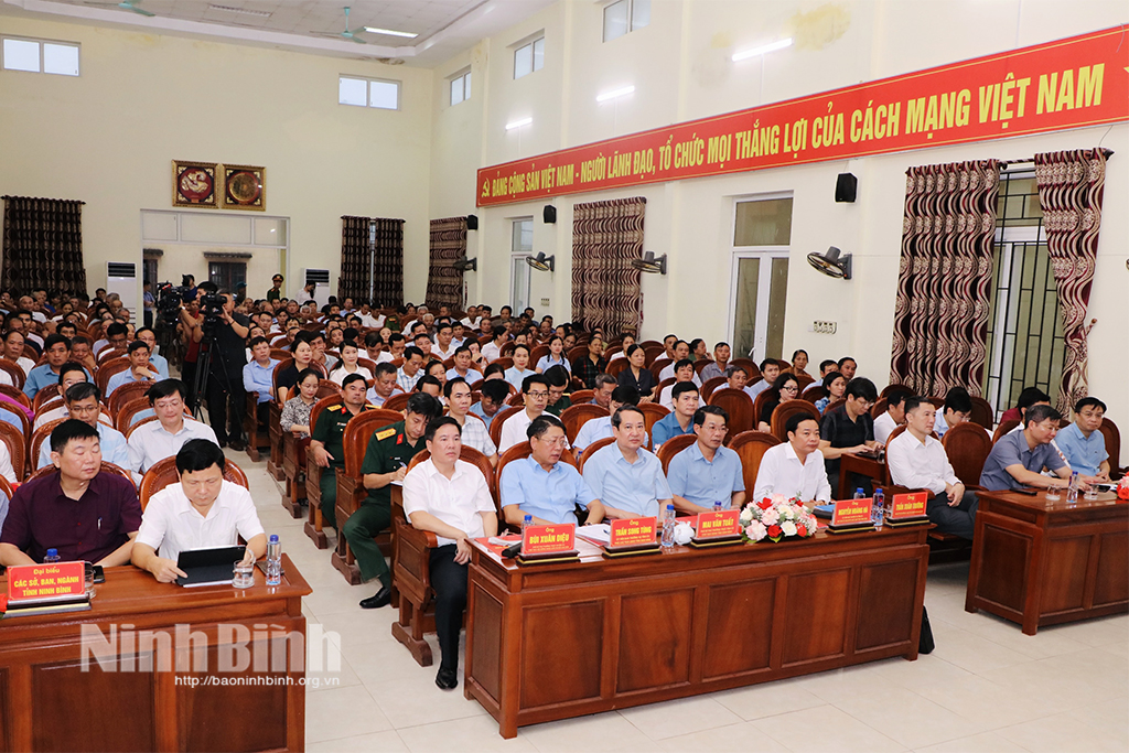 La vicepresidenta de la Asamblea Nacional, Nguyen Thi Thanh, se reunió con votantes del distrito de Kim Son.