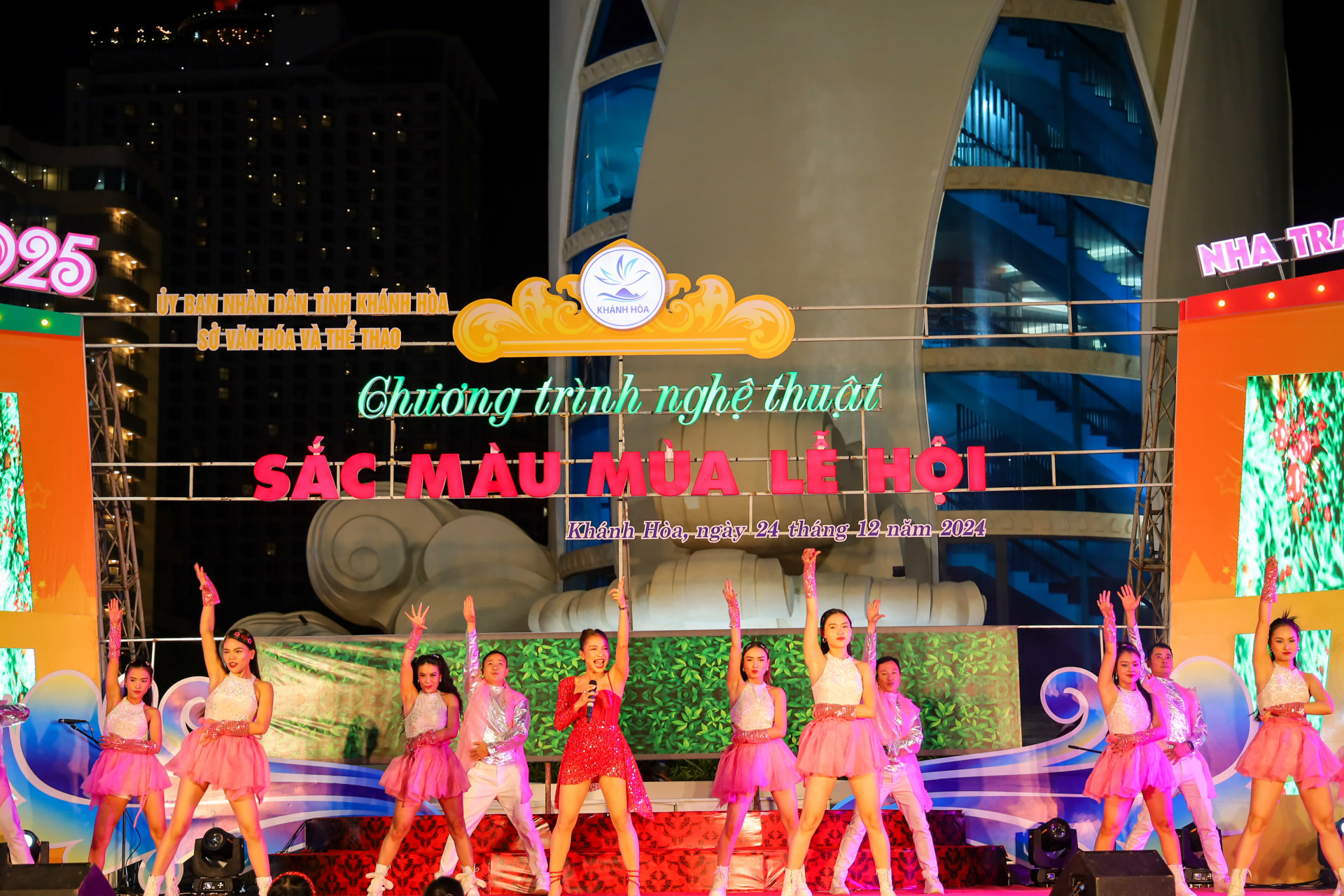 การแสดง “Let’s Sing” ได้แสดงโดยนักร้องและนักแสดงจากคณะร้องเพลงและเต้นรำไห่ดัง
