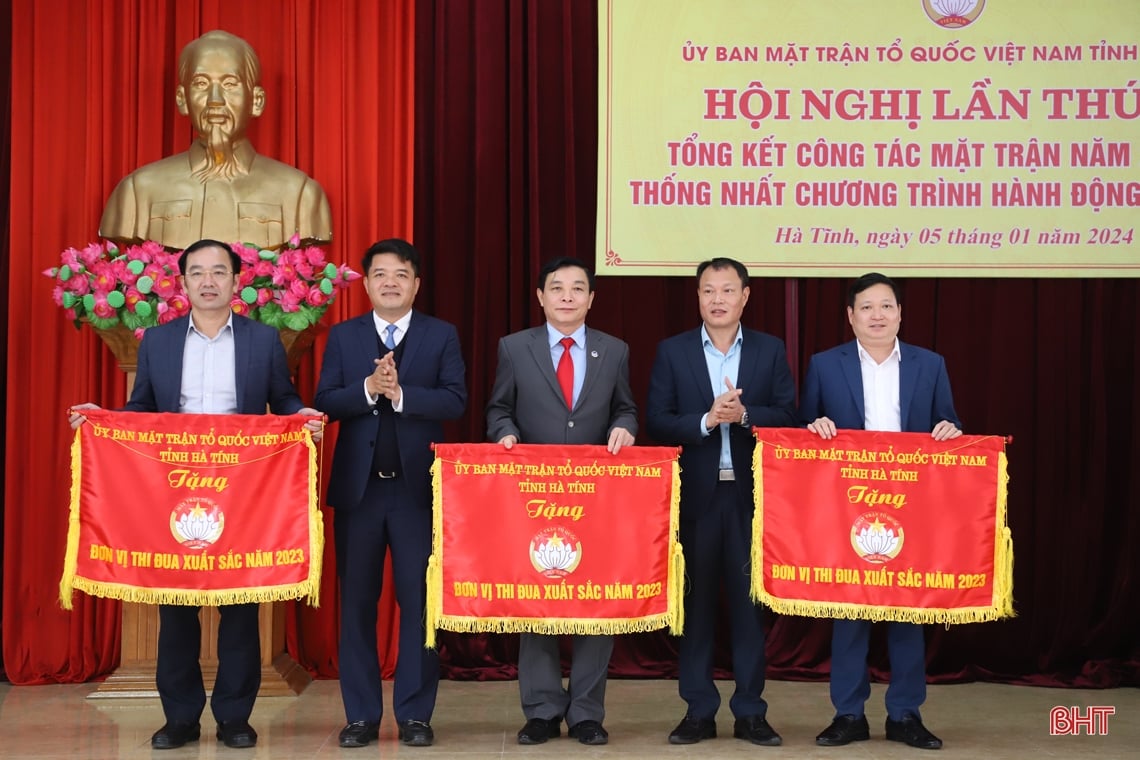 조국전선은 지방의 핵심과제를 면밀히 따르고 행동 프로그램을 구축해야 합니다.