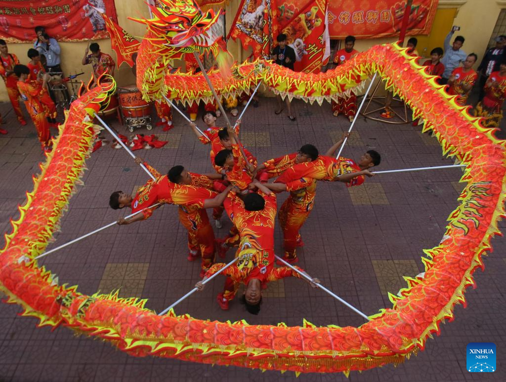 Biểu diễn múa lân sư rồng chào mừng Tết Ất Tỵ ở Phnom Penh, Campuchia 14.1. Ảnh: Xinhua/Phearum