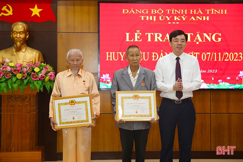 Các địa phương Hà Tĩnh trao huy hiệu Đảng cho 84 đảng viên