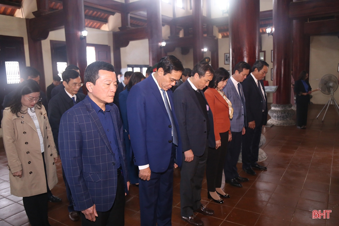 Ha Tinh leaders offer incense at red addresses on the occasion of the 94th anniversary of the Party's founding