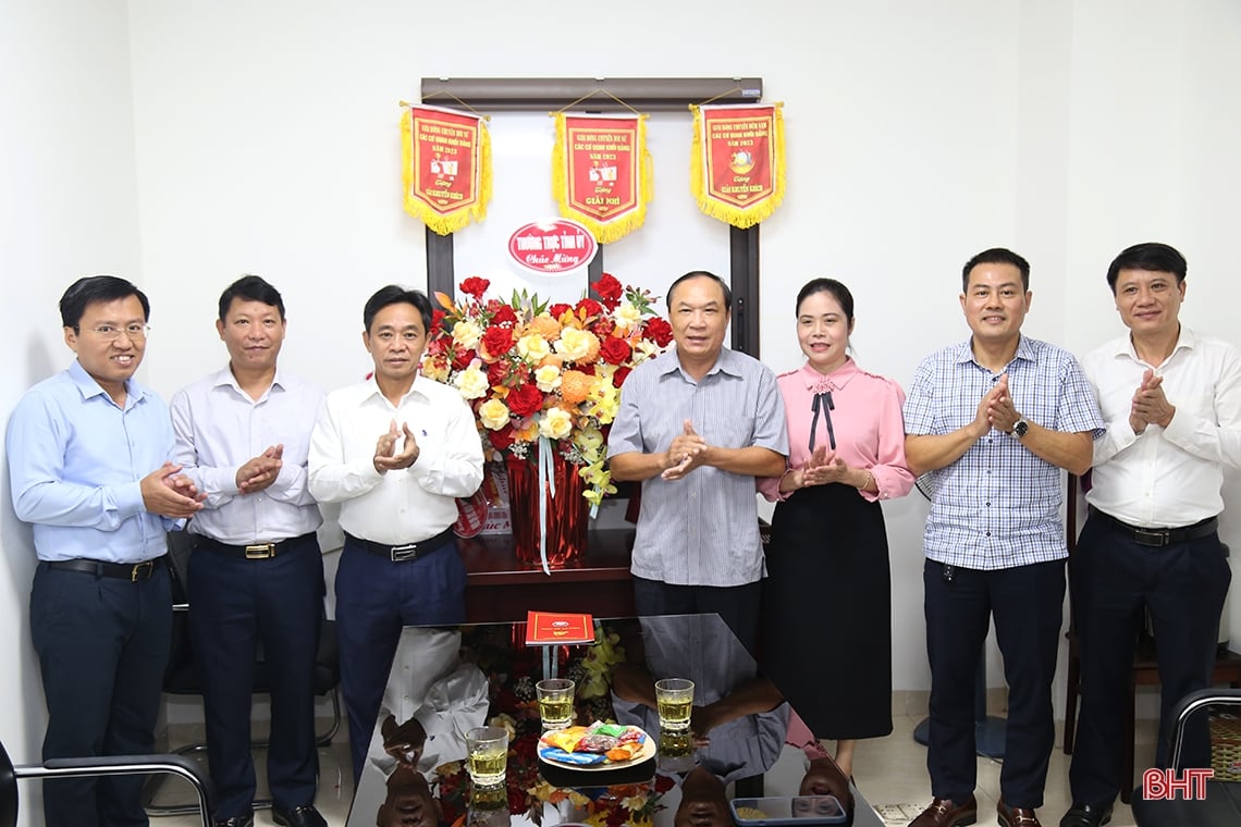 Los líderes de Ha Tinh felicitan el día tradicional de los comités de construcción del Partido, las oficinas de los comités del Partido y las asociaciones de agricultores