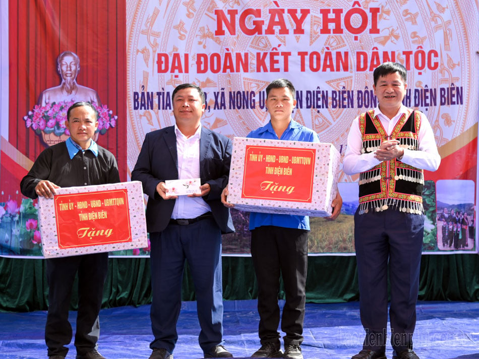 Chairman of the Provincial People's Committee Le Thanh Do attended the National Great Unity Day