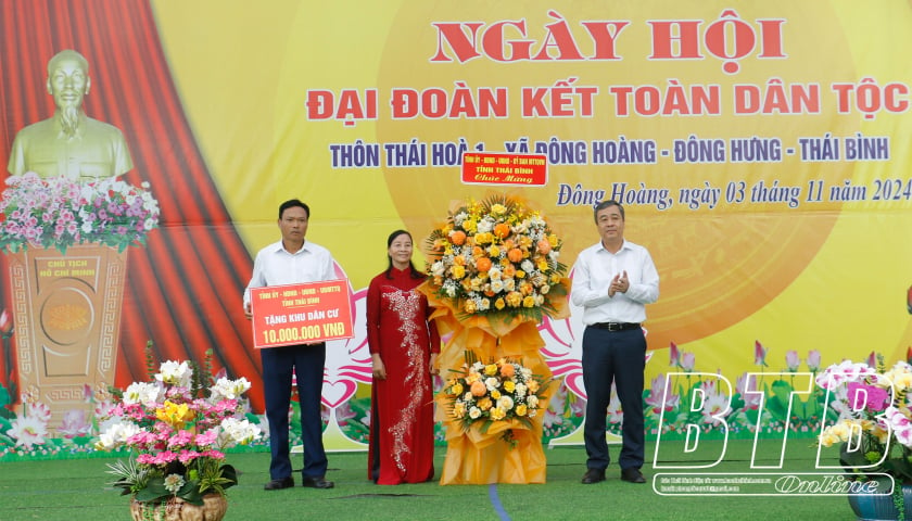 Đồng chí Ngô Đông Hải, Bí thư Tỉnh ủy dự ngày hội đại đoàn kết toàn dân tộc tại thôn Thái Hòa 1, xã Đông Hoàng