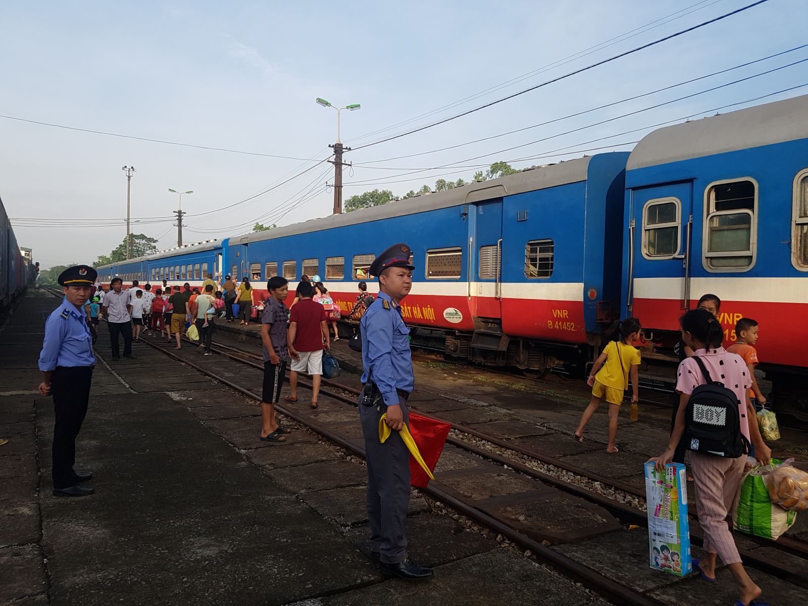 Los nuevos estudiantes y sus familiares obtienen billetes de tren con descuento al ingresar.