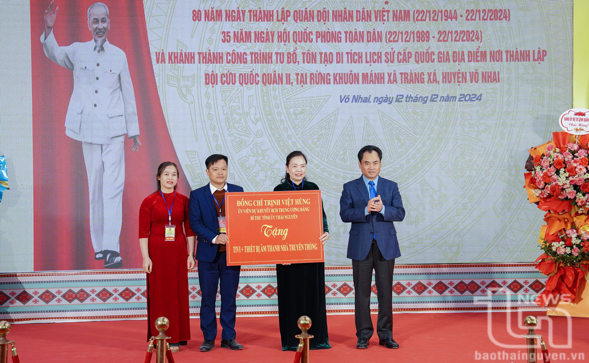 Provincial Party Secretary Trinh Viet Hung presented a television and audio equipment to the Traditional House of the Relic Site.
