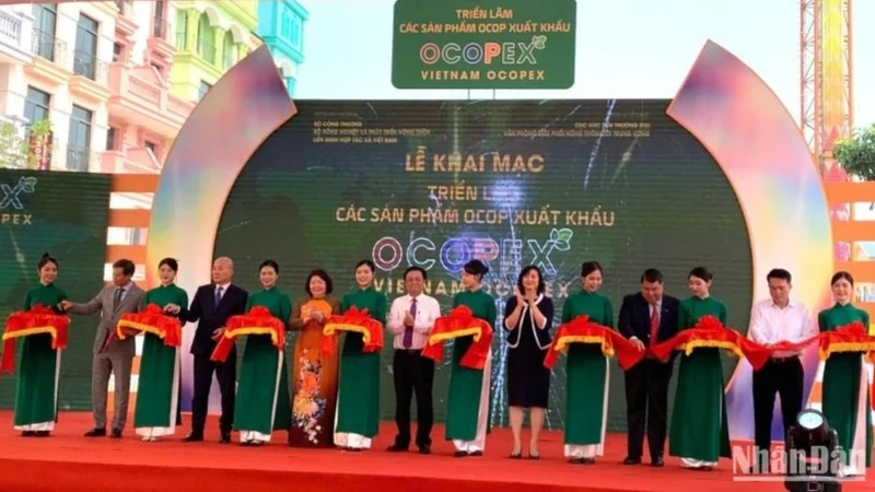 Cắt băng khai mạc Triển lãm các sản phẩm OCOP xuất khẩu (VIETNAM OCOPEX).