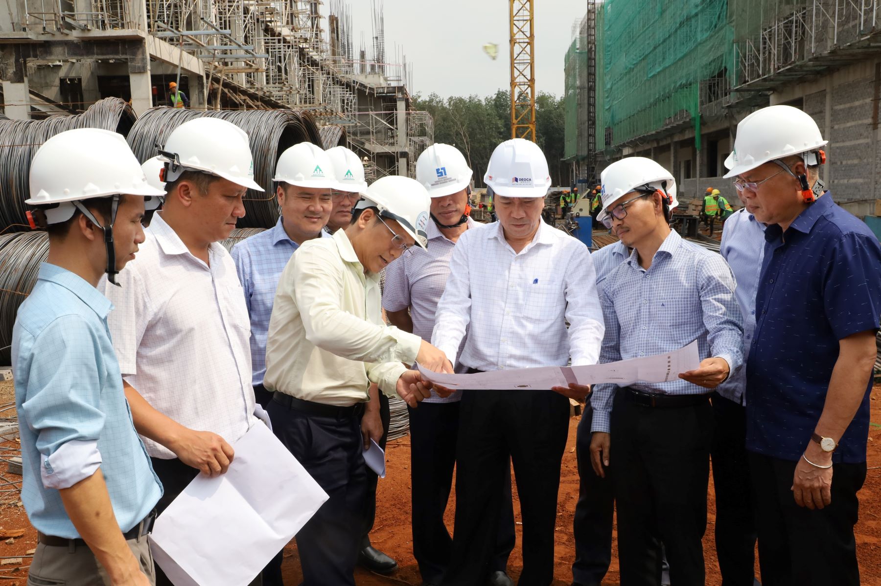 Chairman of Dak Lak Provincial People's Committee Pham Ngoc Nghi inspected the implementation of projects in the area.